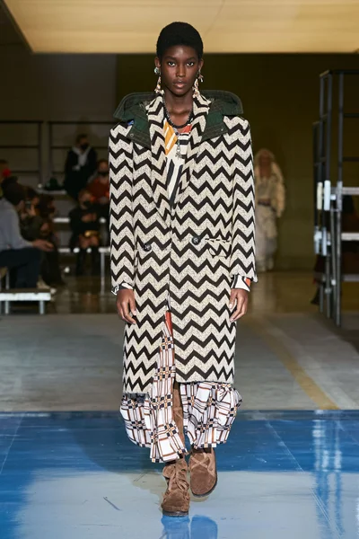 Look 10